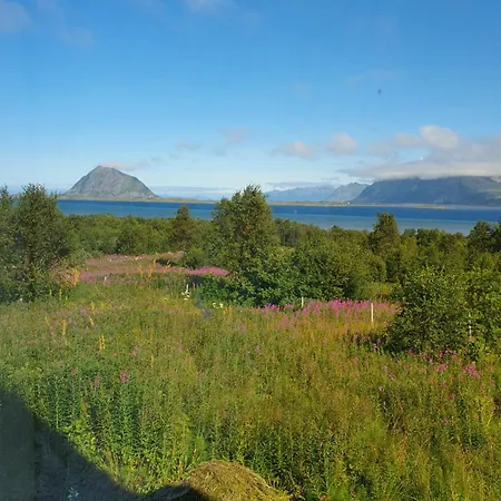 Med Utsikt Mot Fjellet Hoven Dom wakacyjny Smedvik
