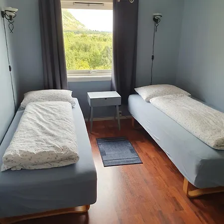 Med Utsikt Mot Fjellet Hoven Smedvik